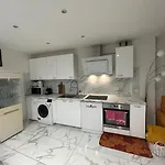 Les De Apartment *